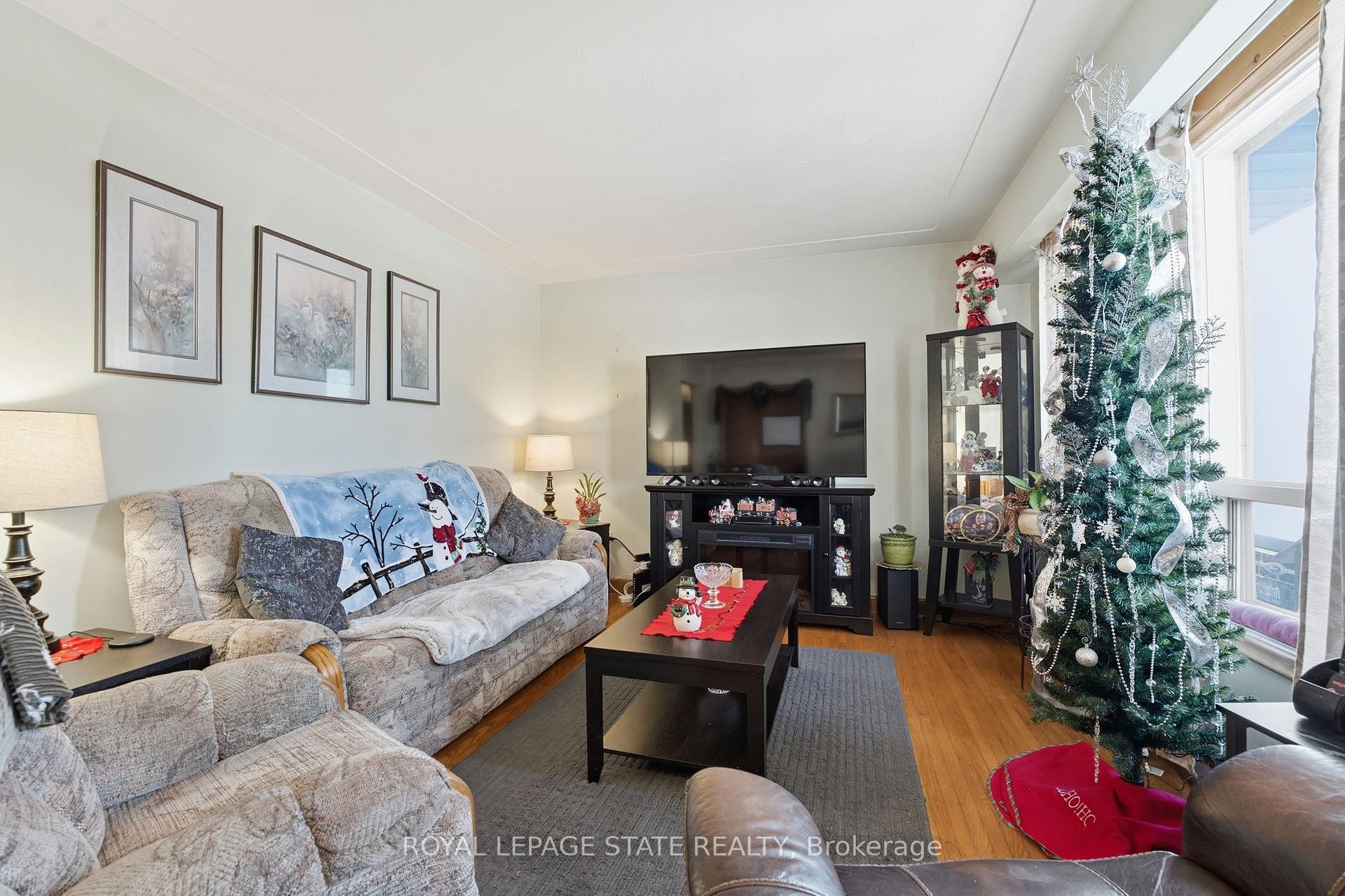29 Leckie Avenue, Hamilton, ON - Indoor Photo Showing Living Room