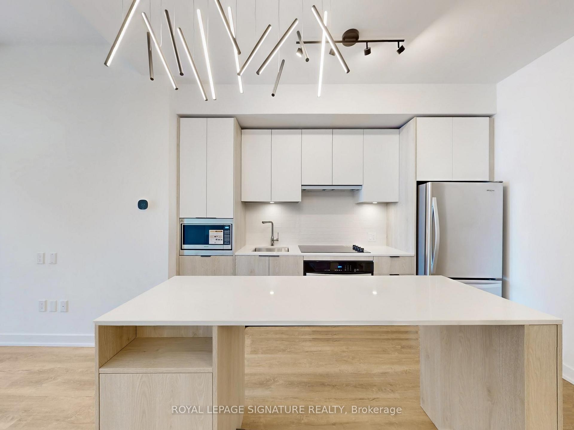 818-1007 The Queensway N/A, Toronto, ON - Indoor Photo Showing Kitchen With Upgraded Kitchen