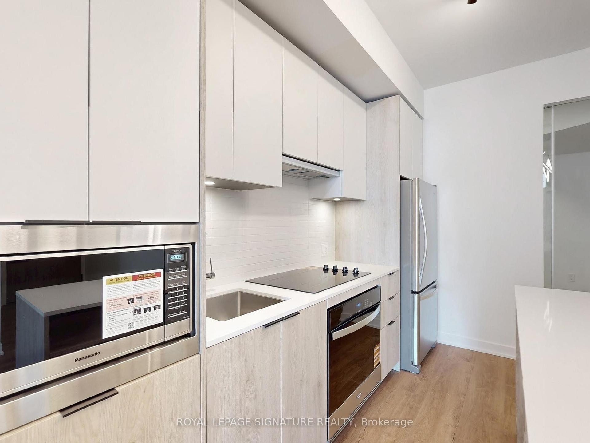 818-1007 The Queensway N/A, Toronto, ON - Indoor Photo Showing Kitchen With Upgraded Kitchen