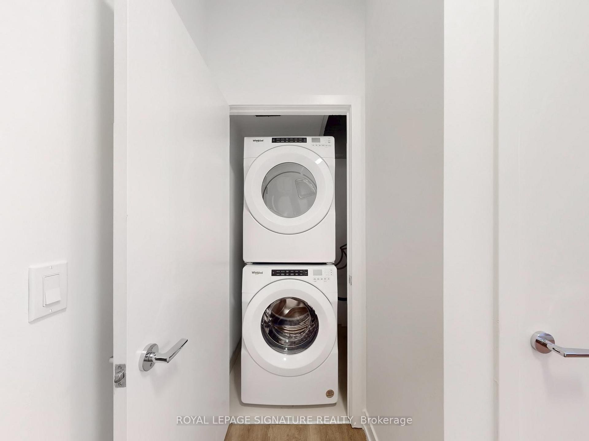 818-1007 The Queensway N/A, Toronto, ON - Indoor Photo Showing Laundry Room