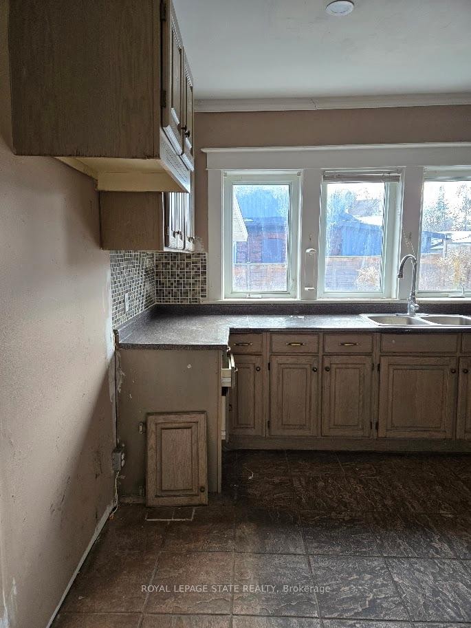 4352 Otter Street, Niagara Falls, ON - Indoor Photo Showing Kitchen