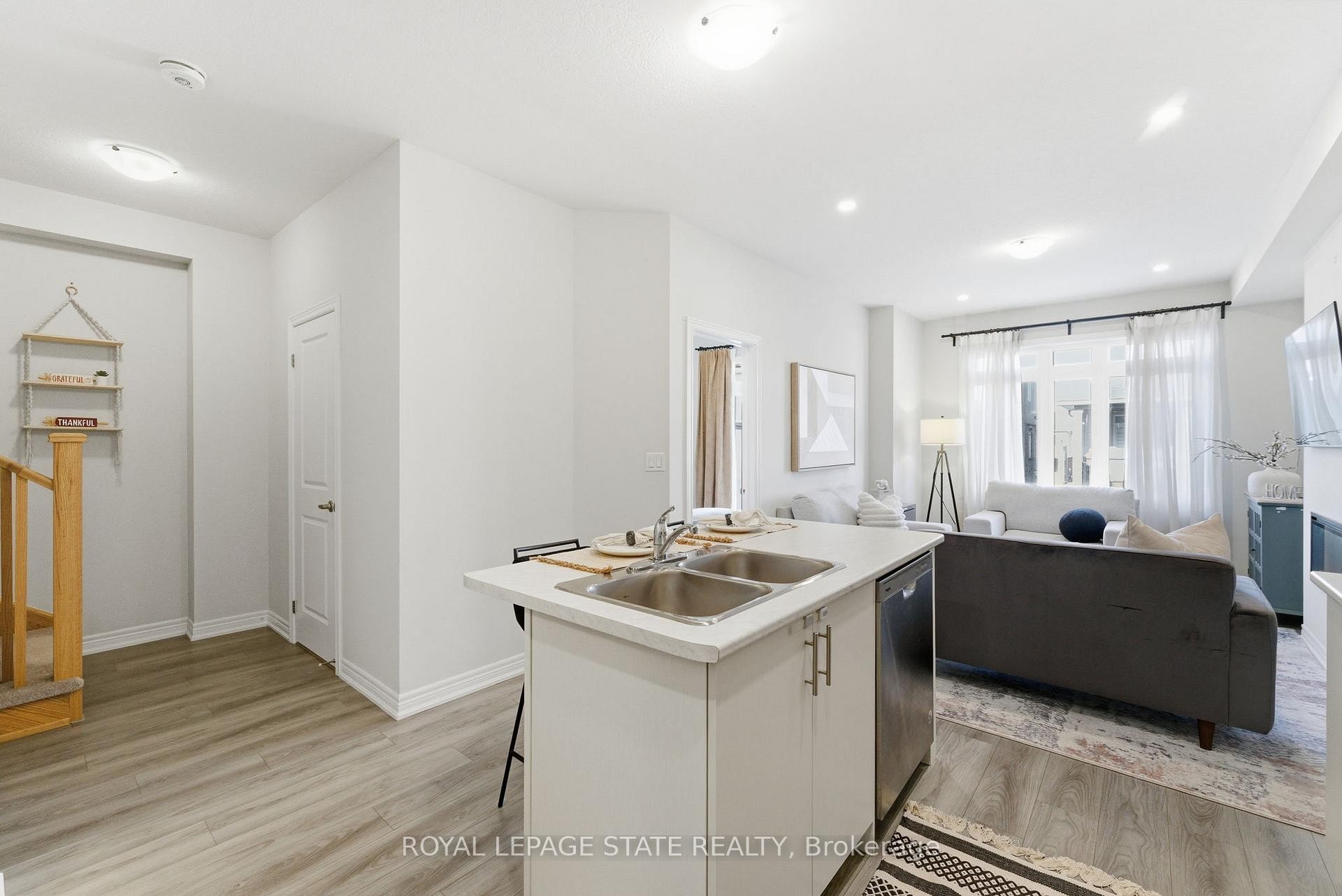38-40 Zinfandel Drive, Hamilton, ON - Indoor Photo Showing Kitchen With Double Sink