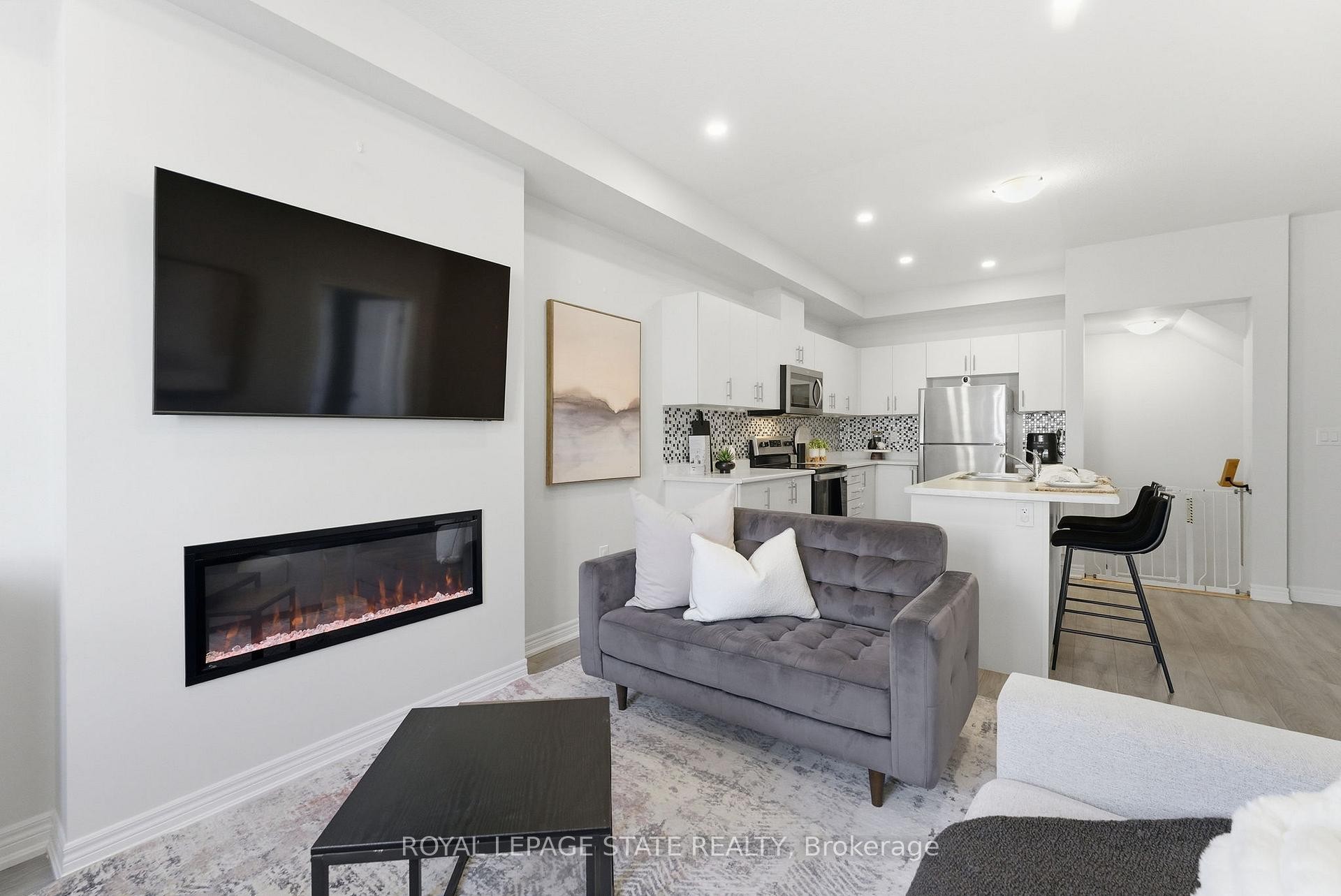 38-40 Zinfandel Drive, Hamilton, ON - Indoor Photo Showing Living Room With Fireplace