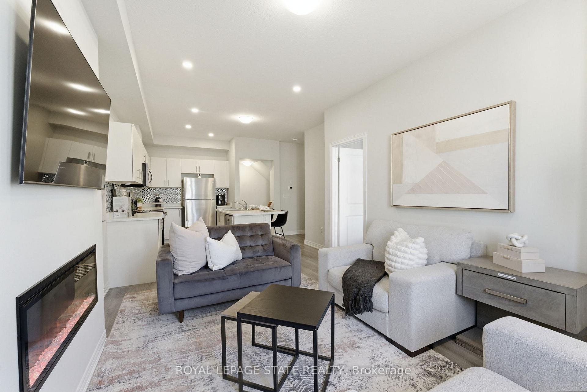 38-40 Zinfandel Drive, Hamilton, ON - Indoor Photo Showing Living Room With Fireplace