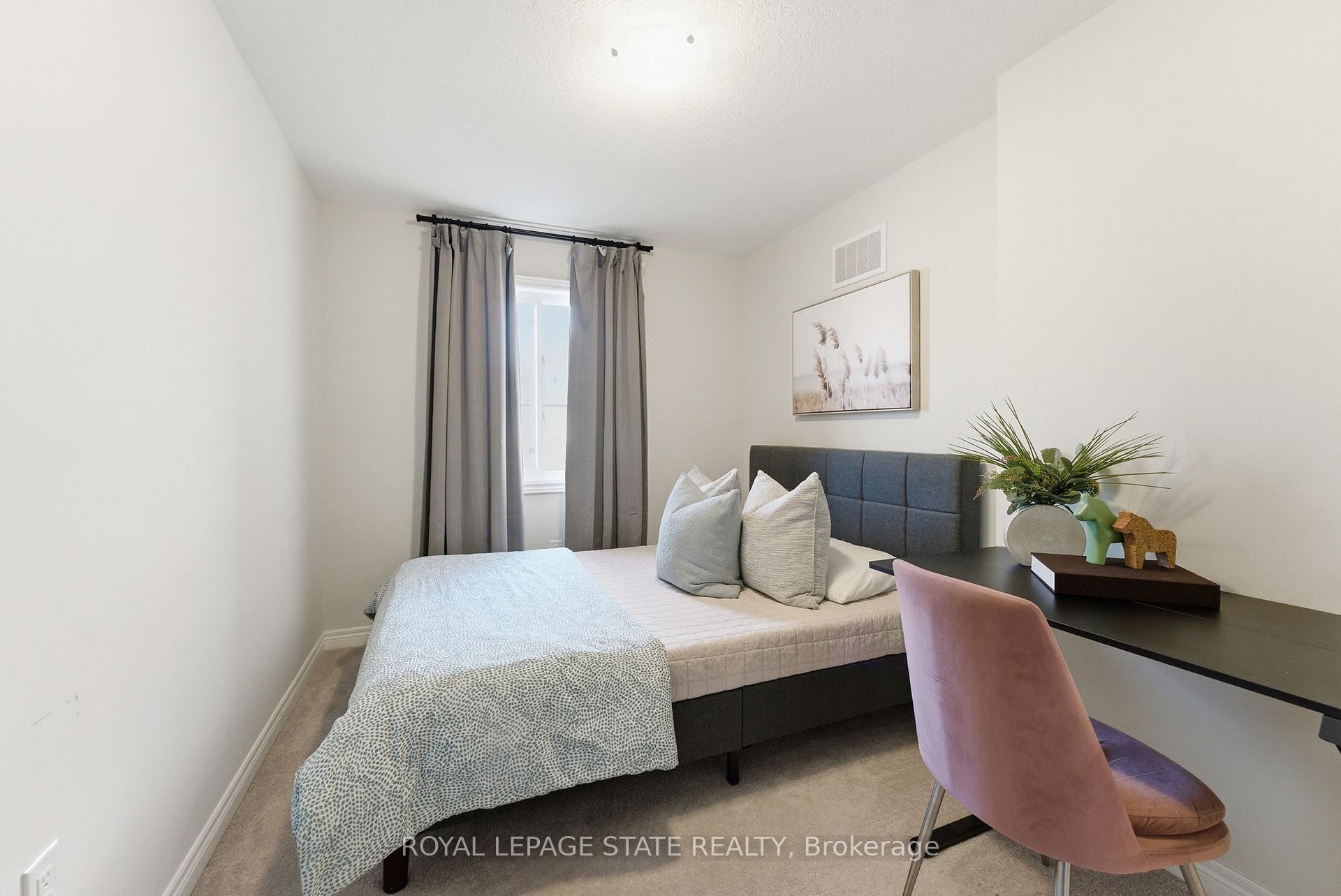 38-40 Zinfandel Drive, Hamilton, ON - Indoor Photo Showing Bedroom