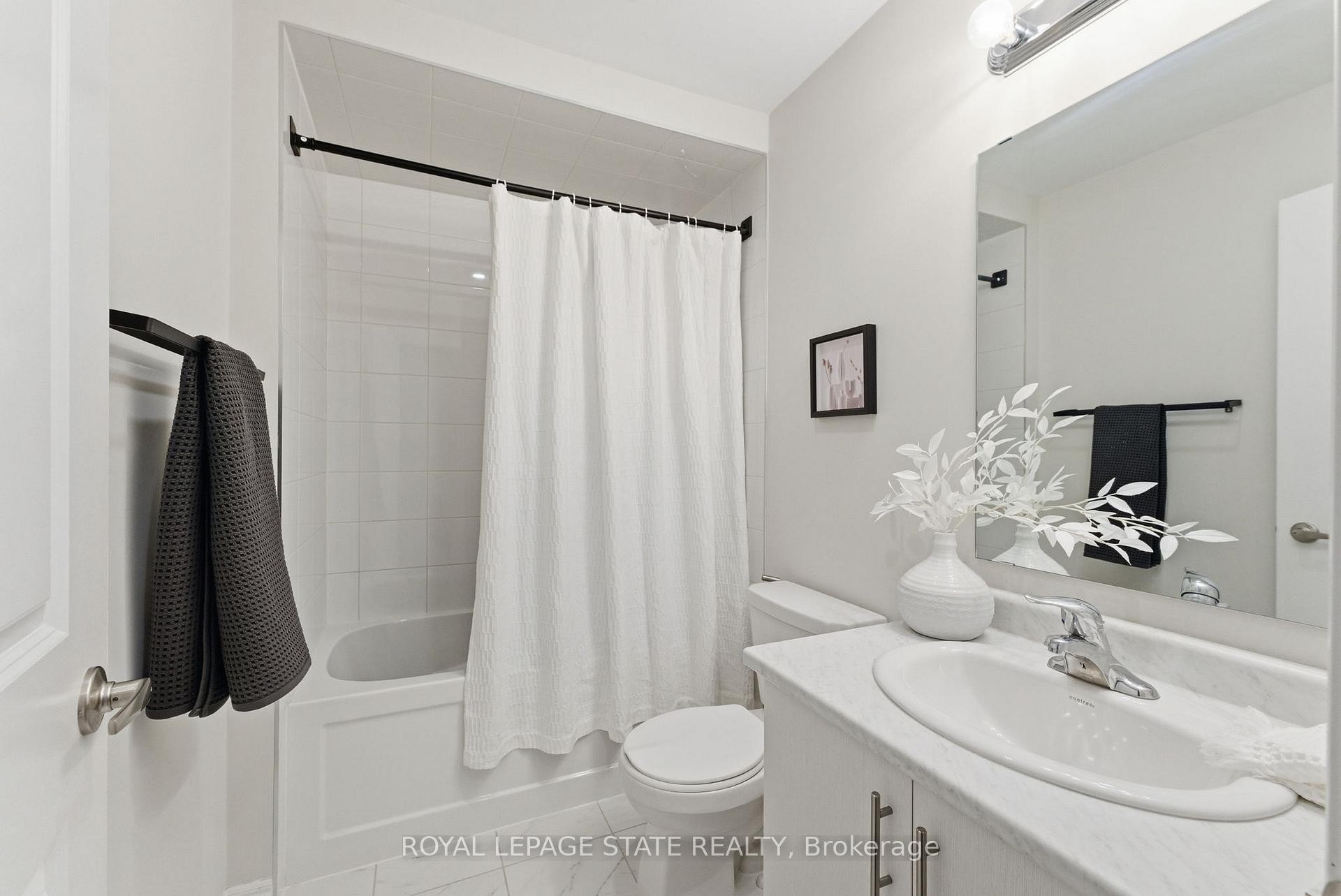 38-40 Zinfandel Drive, Hamilton, ON - Indoor Photo Showing Bathroom