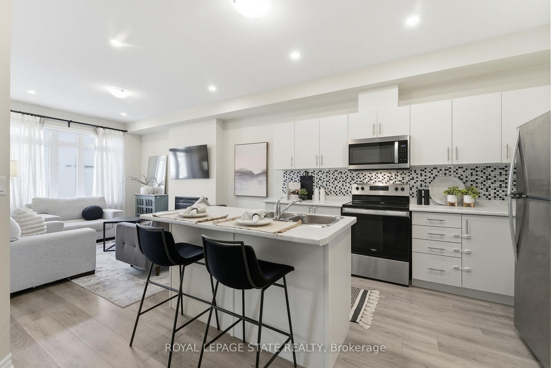 38-40 Zinfandel Drive, Hamilton, ON - Indoor Photo Showing Kitchen With Upgraded Kitchen