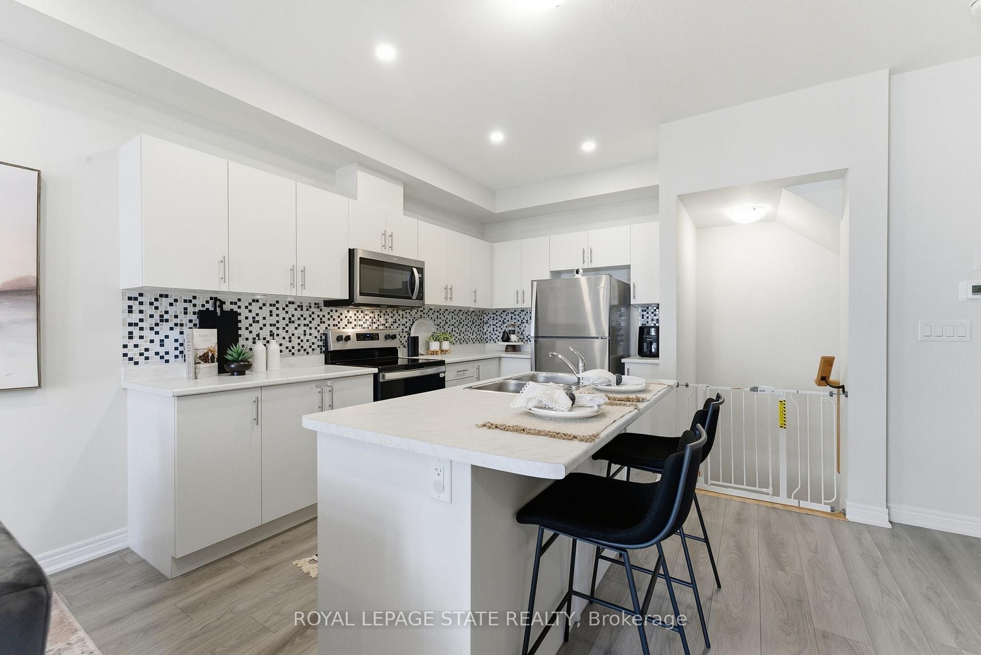 38-40 Zinfandel Drive, Hamilton, ON - Indoor Photo Showing Kitchen With Upgraded Kitchen