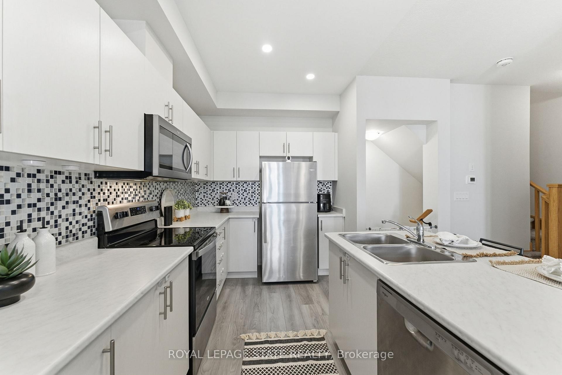 38-40 Zinfandel Drive, Hamilton, ON - Indoor Photo Showing Kitchen With Double Sink With Upgraded Kitchen