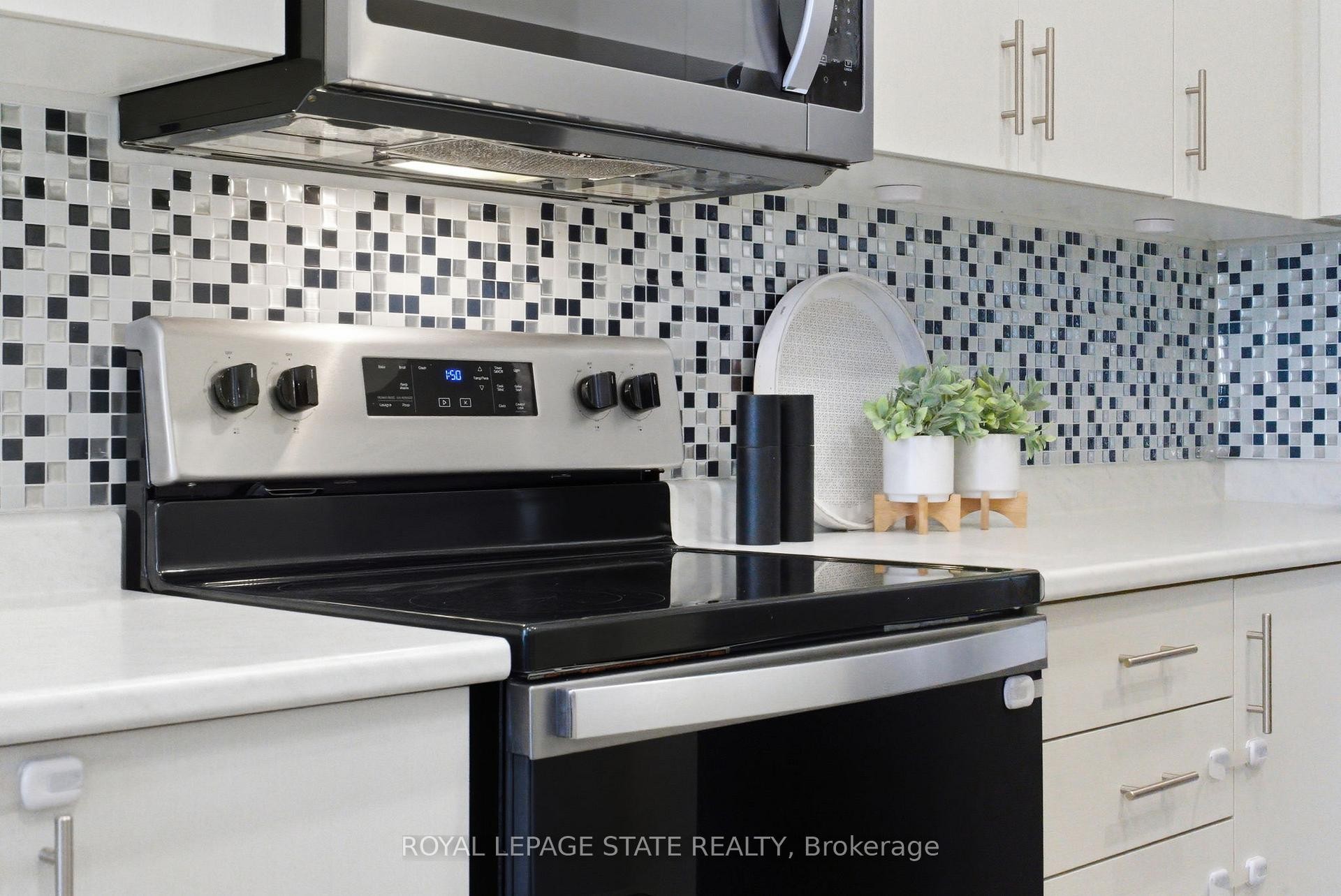 38-40 Zinfandel Drive, Hamilton, ON - Indoor Photo Showing Kitchen