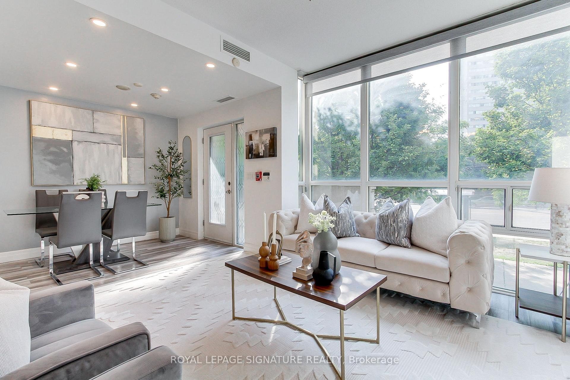 Th-104-90 Absolute Avenue, Mississauga, ON - Indoor Photo Showing Living Room