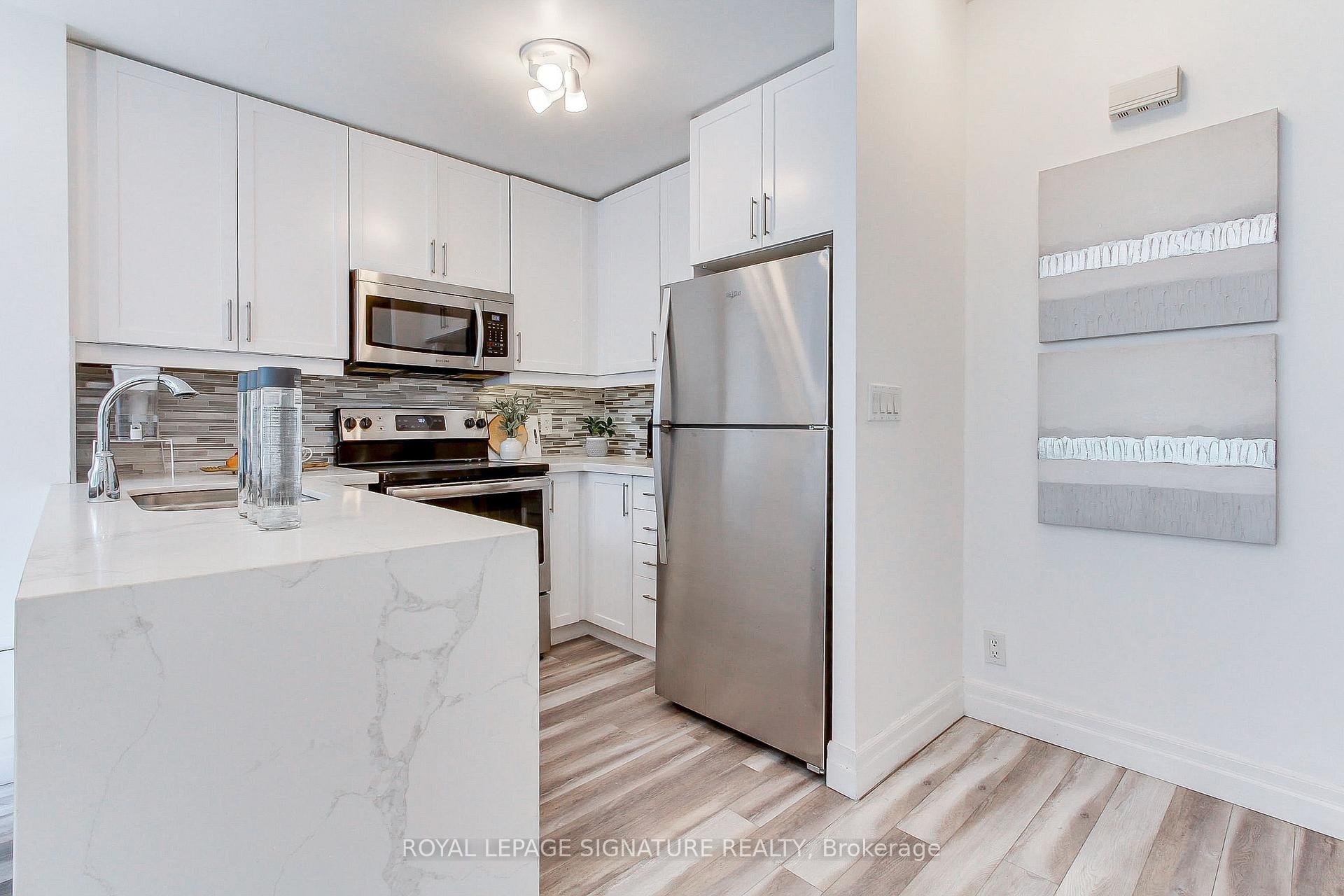 Th-104-90 Absolute Avenue, Mississauga, ON - Indoor Photo Showing Kitchen With Stainless Steel Kitchen