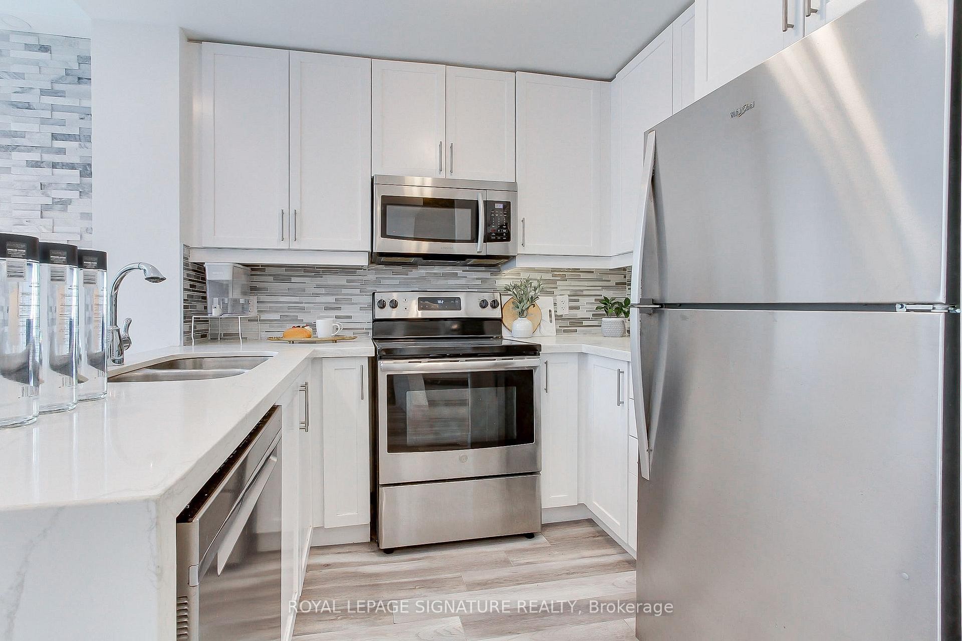 Th-104-90 Absolute Avenue, Mississauga, ON - Indoor Photo Showing Kitchen With Stainless Steel Kitchen With Double Sink With Upgraded Kitchen