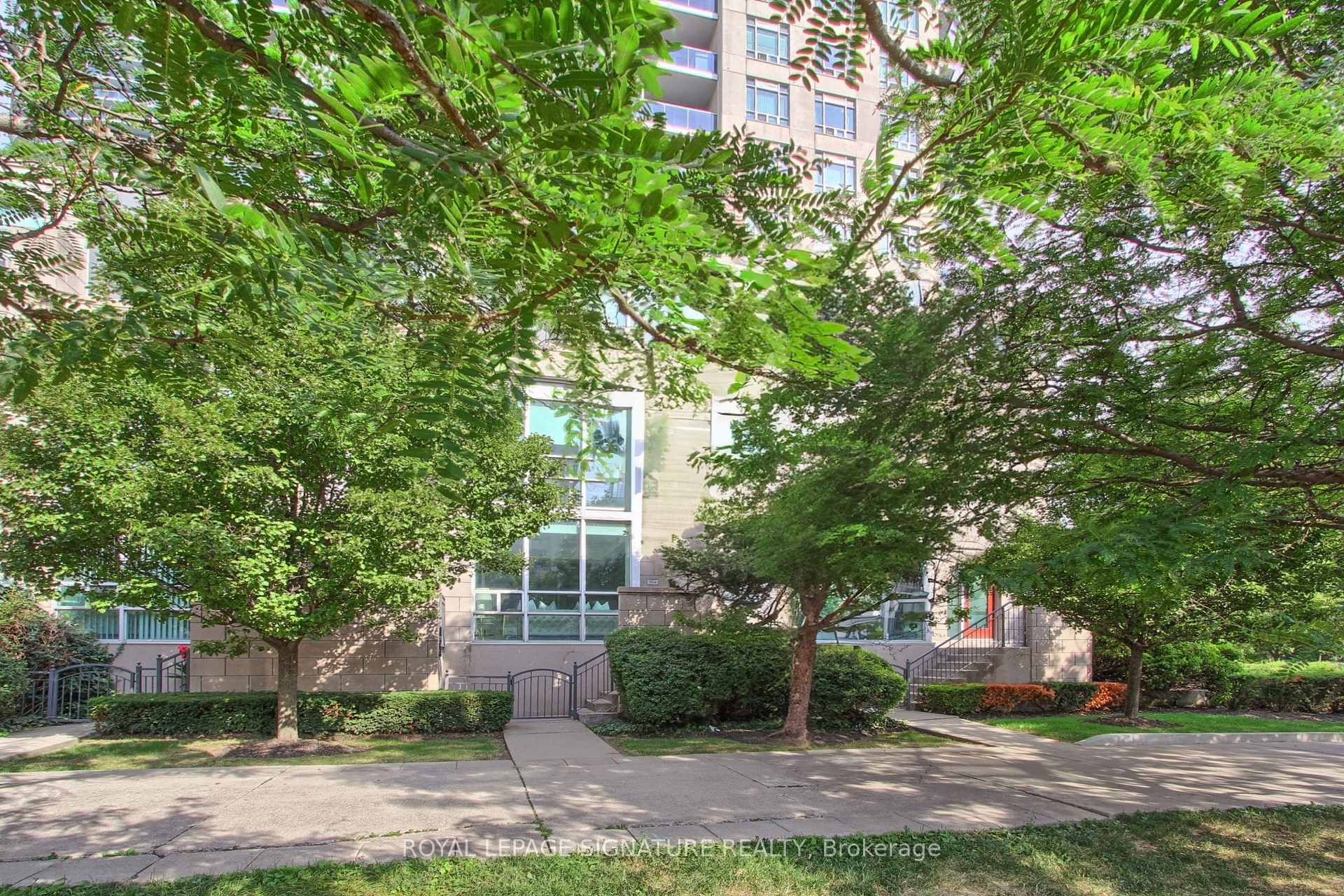 Th-104-90 Absolute Avenue, Mississauga, ON - Outdoor