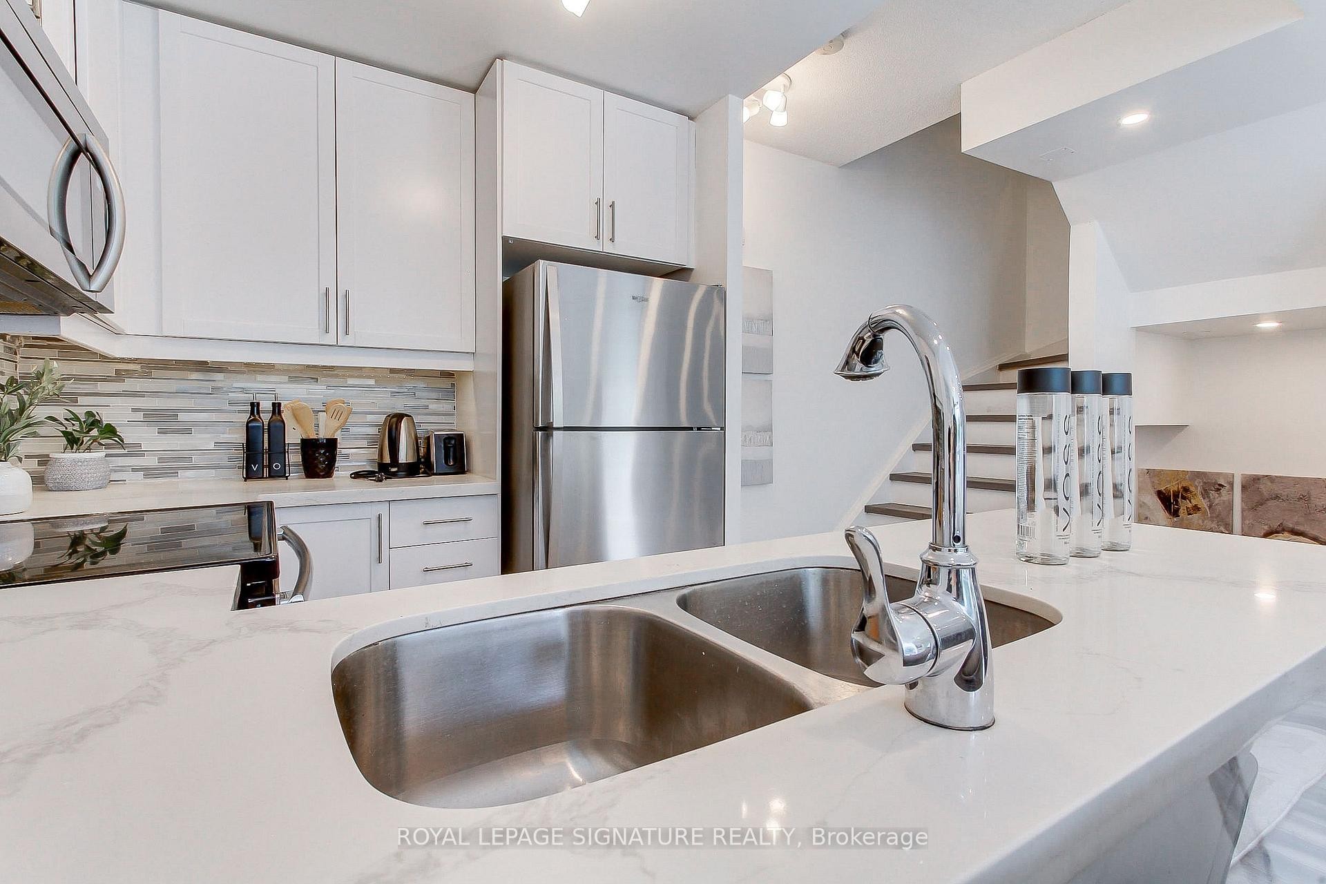 Th-104-90 Absolute Avenue, Mississauga, ON - Indoor Photo Showing Kitchen With Double Sink