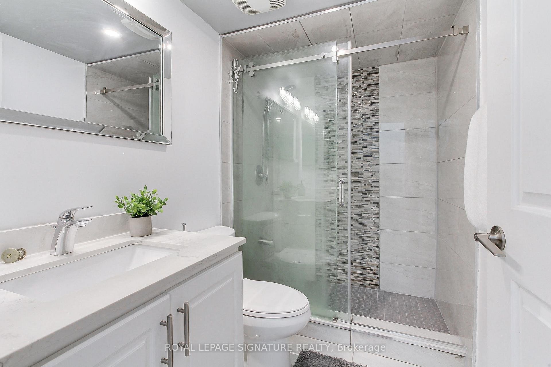 Th-104-90 Absolute Avenue, Mississauga, ON - Indoor Photo Showing Bathroom
