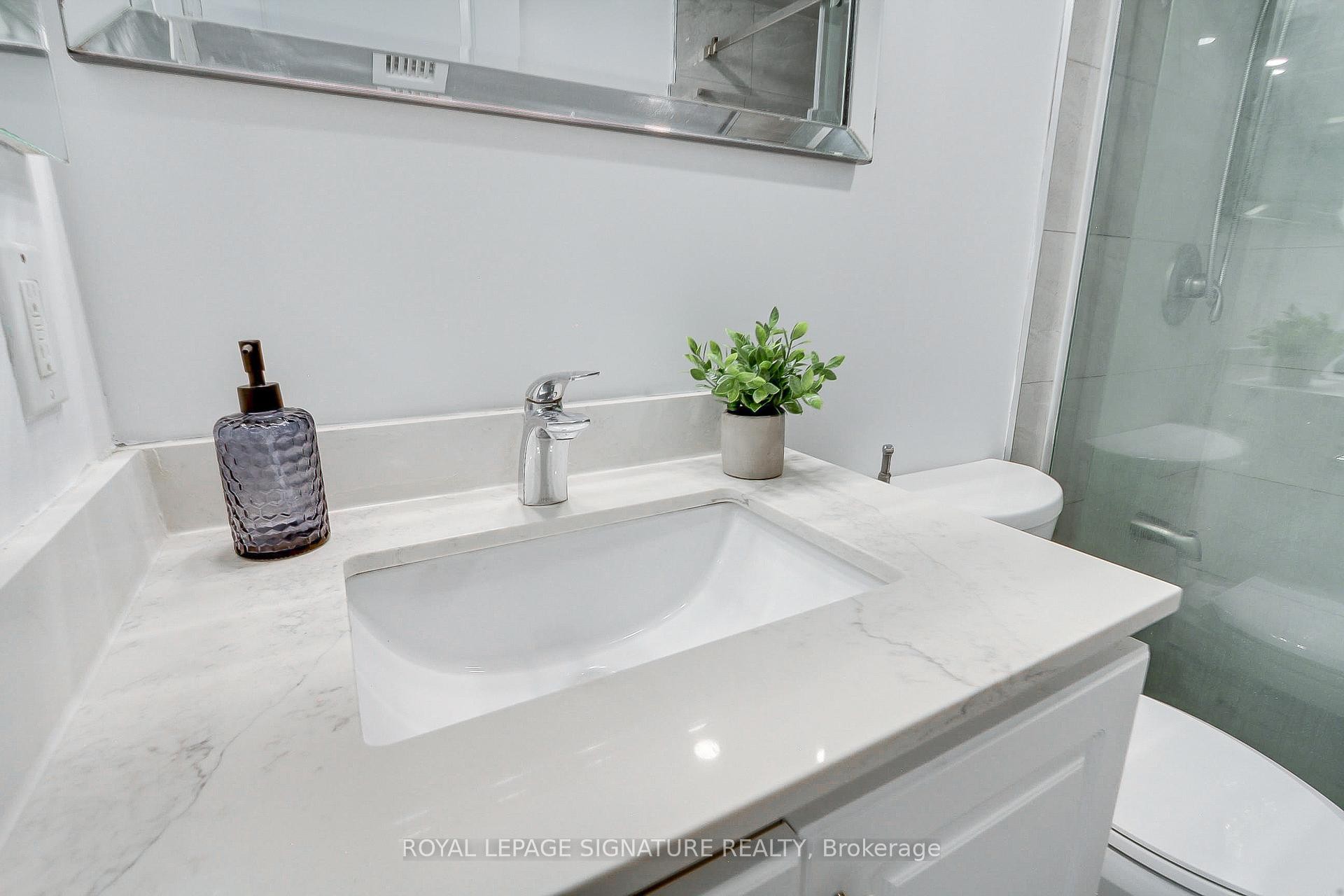 Th-104-90 Absolute Avenue, Mississauga, ON - Indoor Photo Showing Bathroom