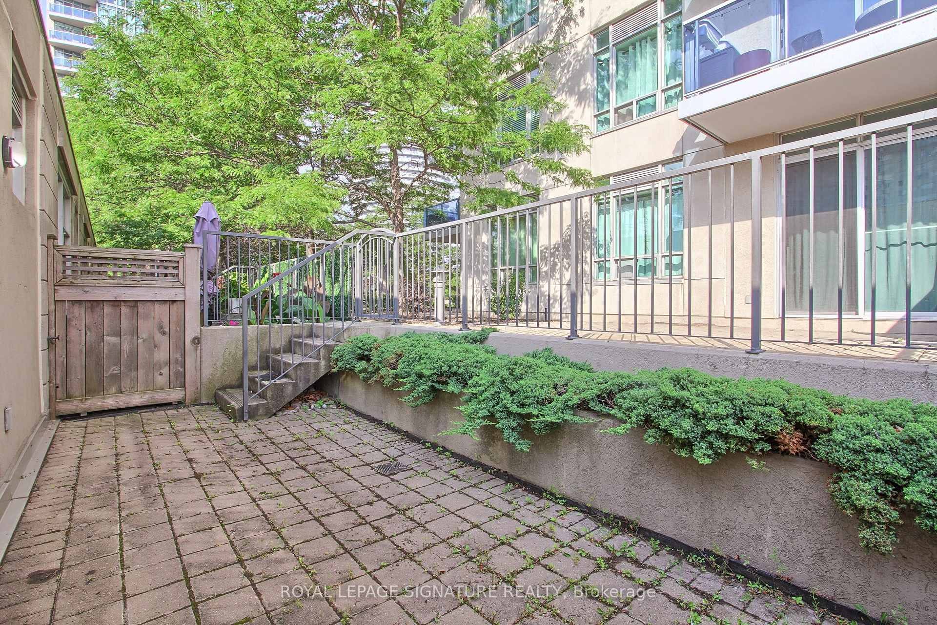 Th-104-90 Absolute Avenue, Mississauga, ON - Outdoor