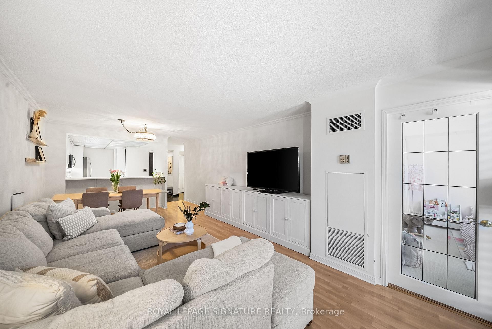 206-18 Hollywood Avenue, Toronto, ON - Indoor Photo Showing Living Room