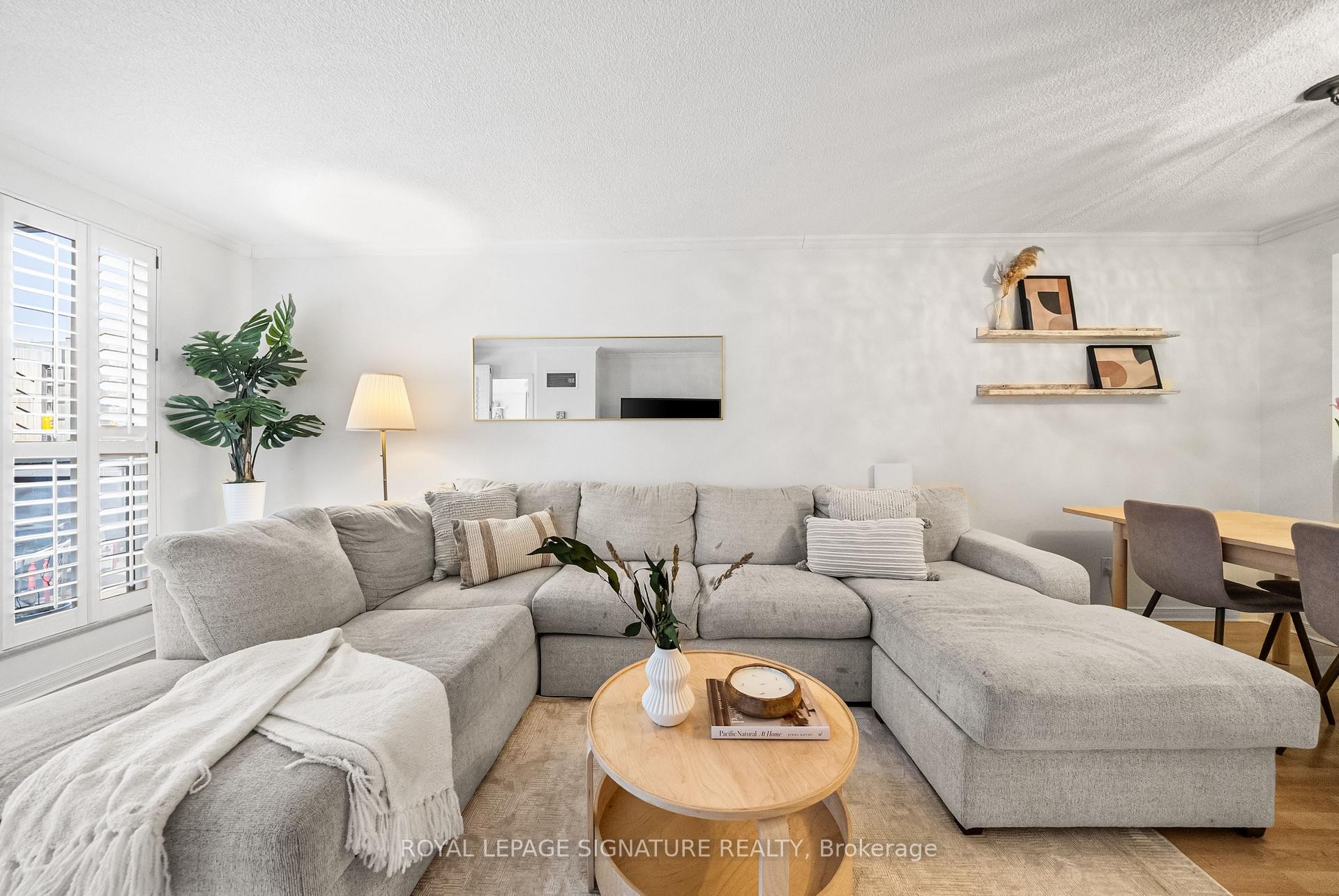 206-18 Hollywood Avenue, Toronto, ON - Indoor Photo Showing Living Room