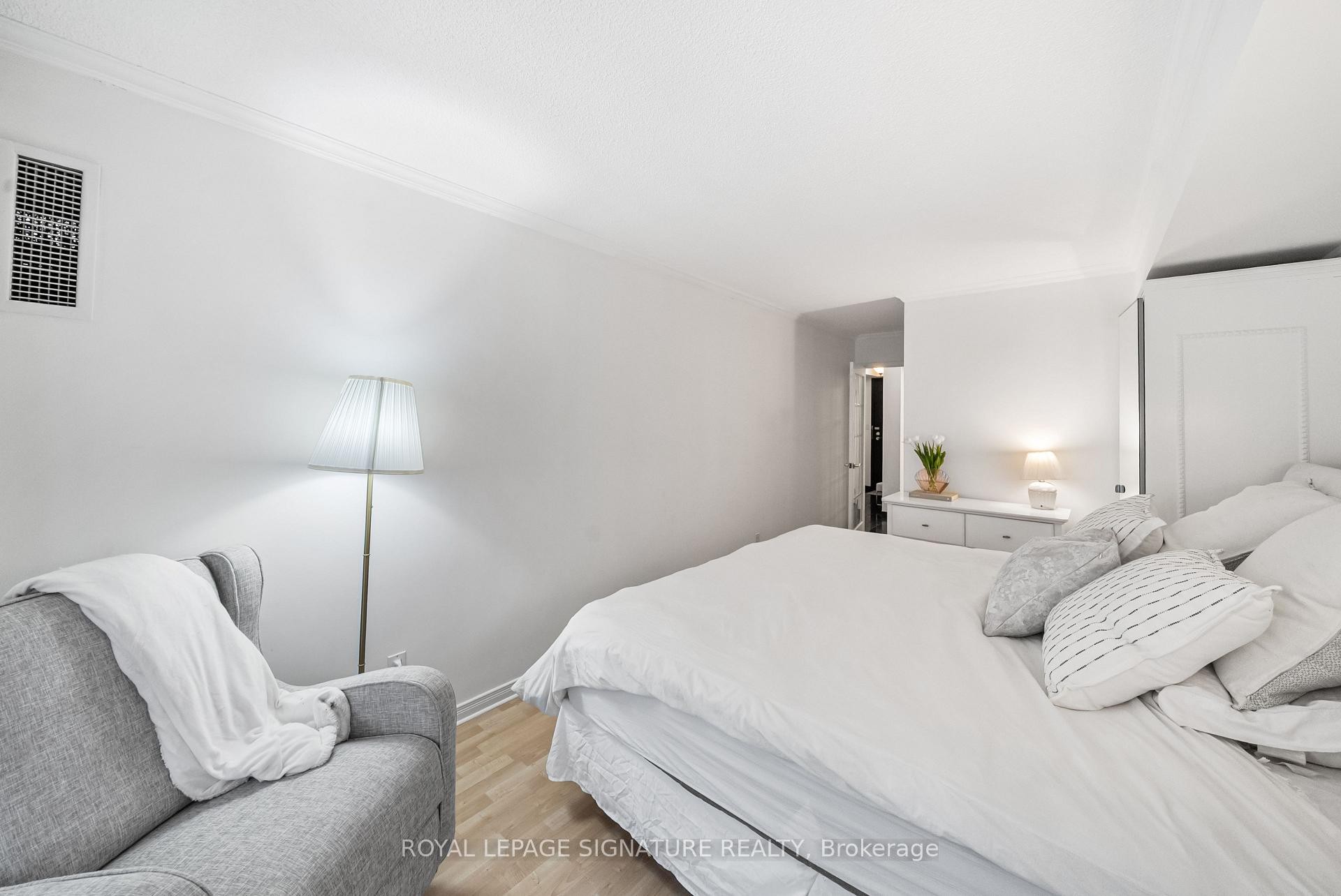 206-18 Hollywood Avenue, Toronto, ON - Indoor Photo Showing Bedroom