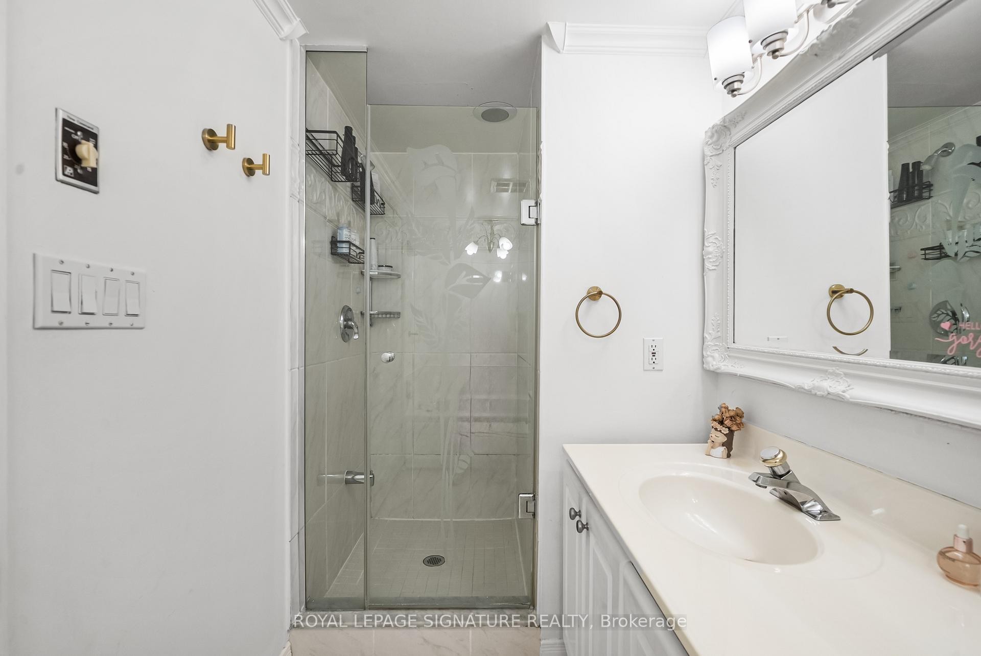 206-18 Hollywood Avenue, Toronto, ON - Indoor Photo Showing Bathroom