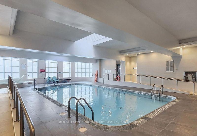 206-18 Hollywood Avenue, Toronto, ON - Indoor Photo Showing Other Room With In Ground Pool