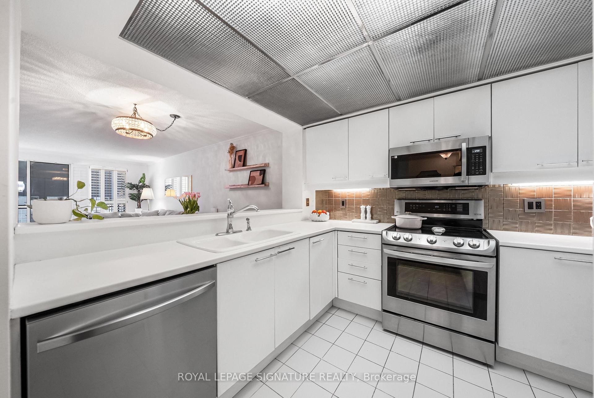 206-18 Hollywood Avenue, Toronto, ON - Indoor Photo Showing Kitchen