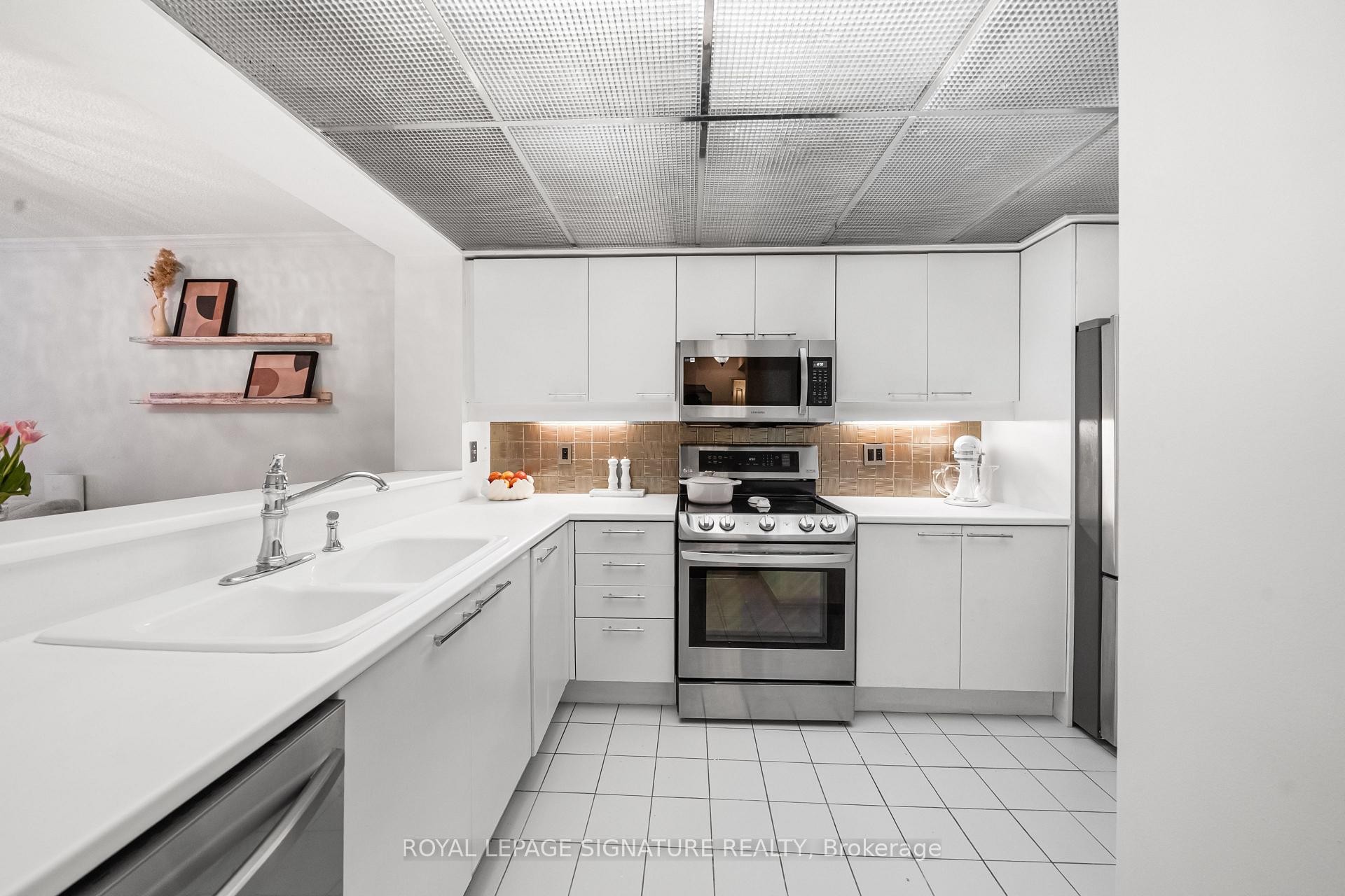 206-18 Hollywood Avenue, Toronto, ON - Indoor Photo Showing Kitchen