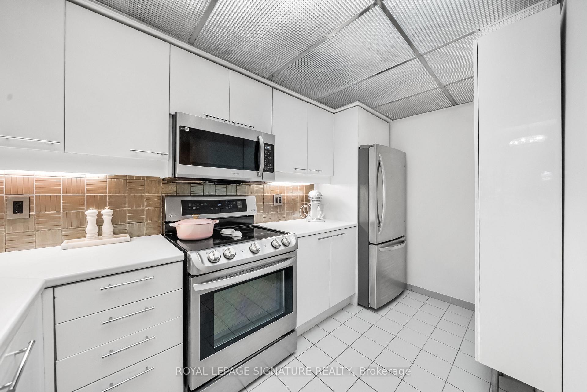 206-18 Hollywood Avenue, Toronto, ON - Indoor Photo Showing Kitchen