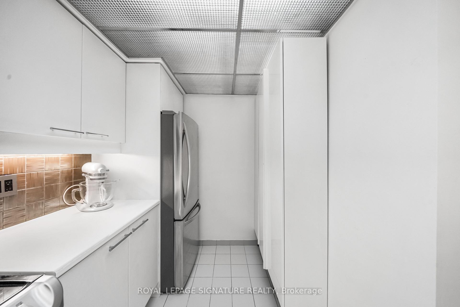 206-18 Hollywood Avenue, Toronto, ON - Indoor Photo Showing Kitchen