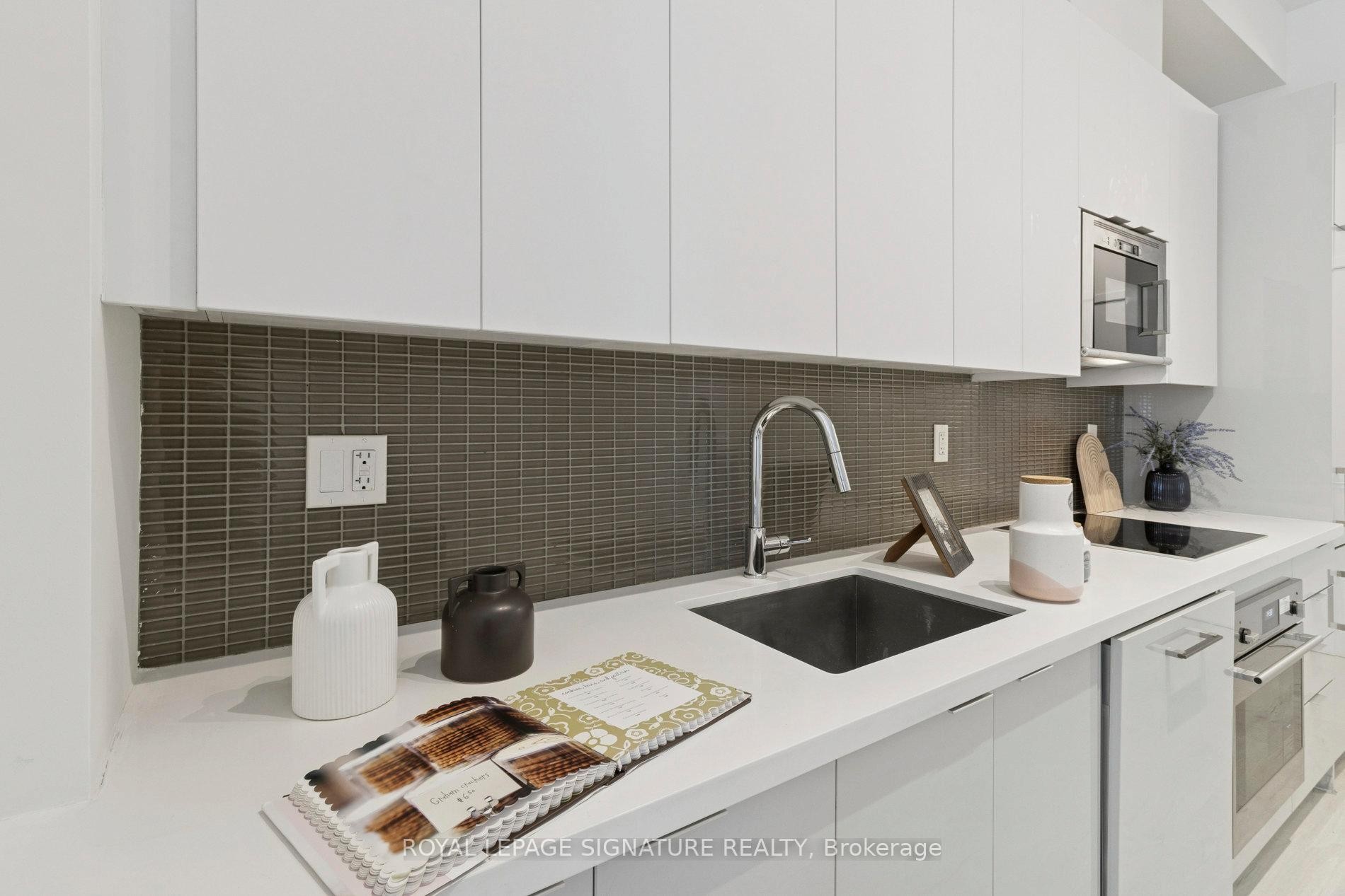 525-2908 Hwy 7 N/A, Vaughan, ON - Indoor Photo Showing Kitchen With Upgraded Kitchen