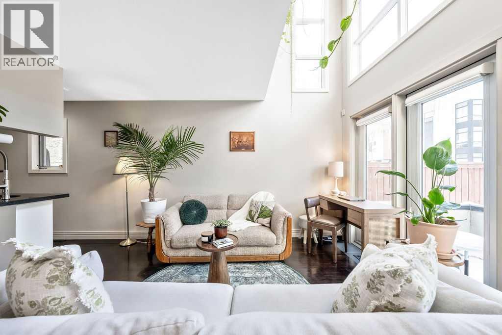 2, 52 6 Street Ne, Calgary, AB - Indoor Photo Showing Living Room
