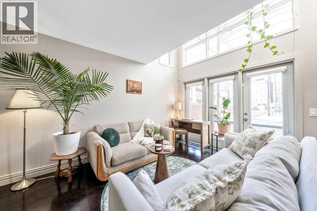 2, 52 6 Street Ne, Calgary, AB - Indoor Photo Showing Living Room