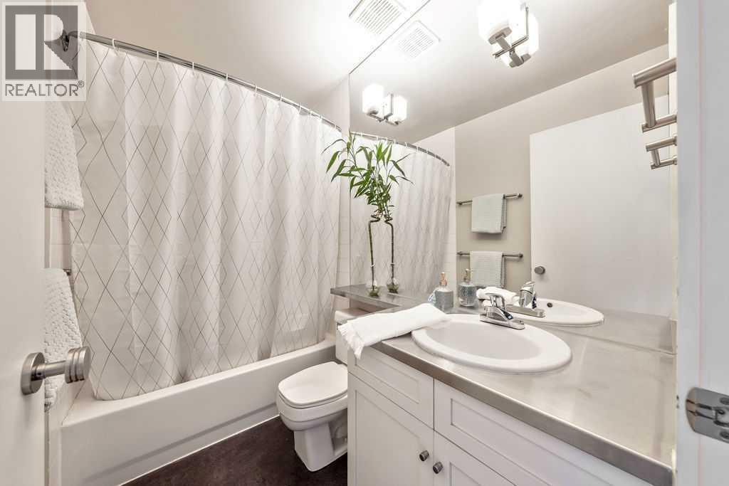 2, 52 6 Street Ne, Calgary, AB - Indoor Photo Showing Bathroom