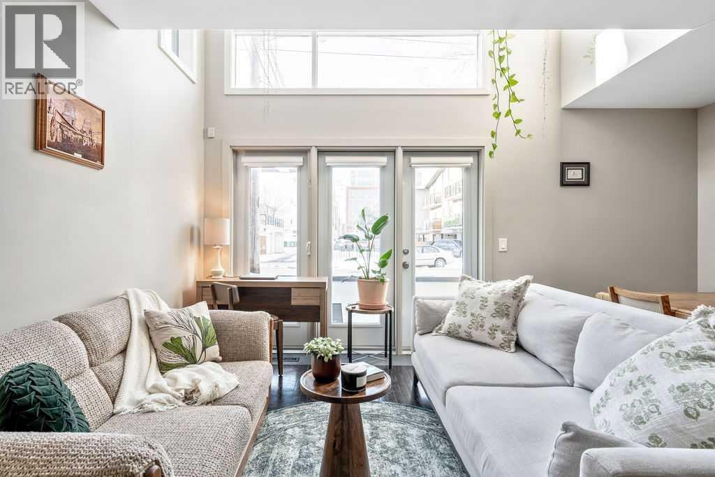 2, 52 6 Street Ne, Calgary, AB - Indoor Photo Showing Living Room