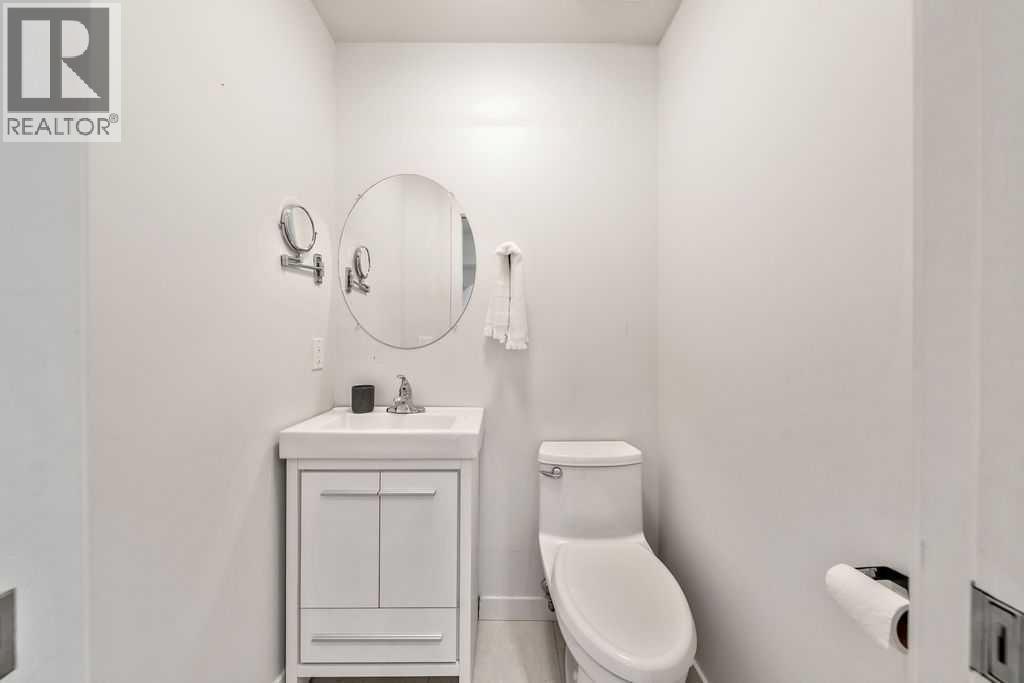 2, 52 6 Street Ne, Calgary, AB - Indoor Photo Showing Bathroom