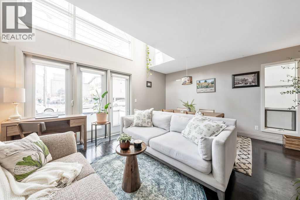 2, 52 6 Street Ne, Calgary, AB - Indoor Photo Showing Living Room