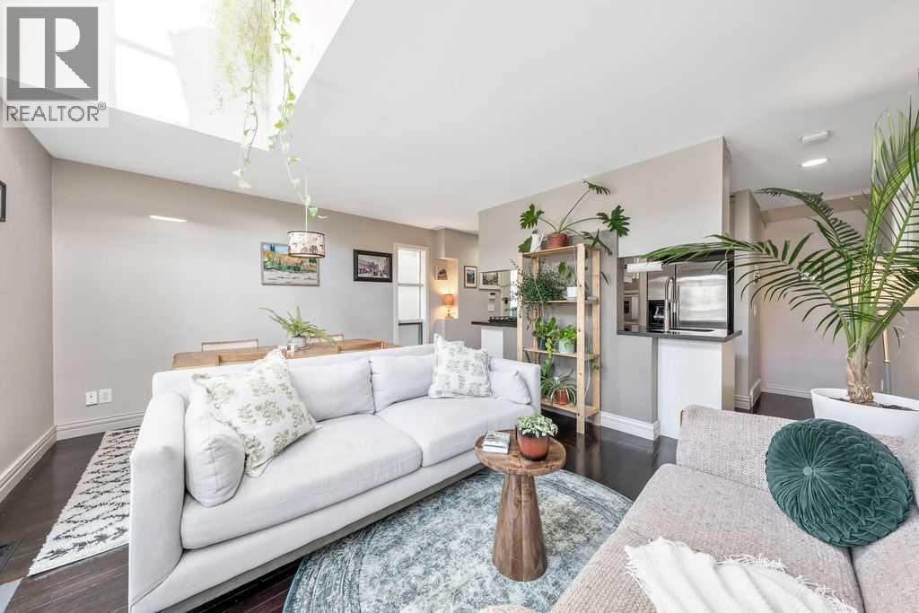 2, 52 6 Street Ne, Calgary, AB - Indoor Photo Showing Living Room