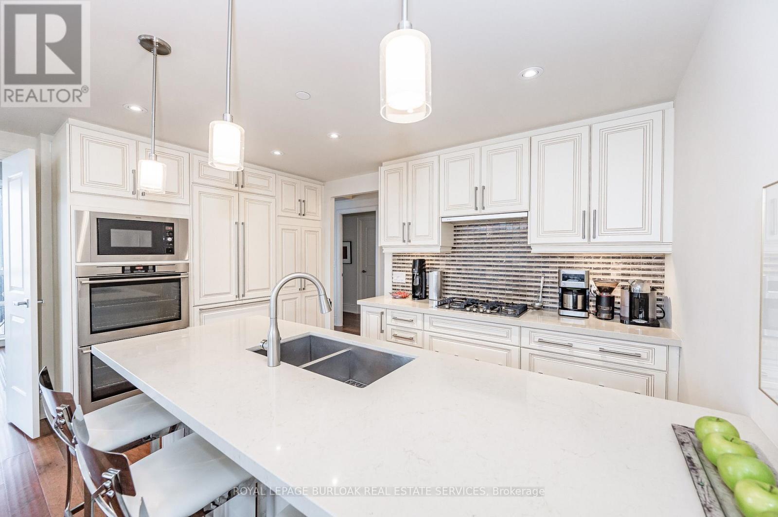 503 - 3500 Lakeshore Road W, Oakville, ON - Indoor Photo Showing Kitchen With Double Sink With Upgraded Kitchen