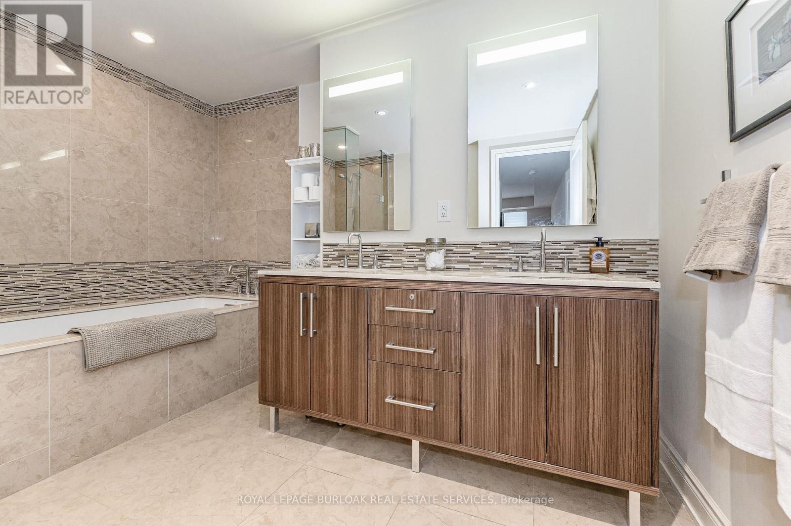 503 - 3500 Lakeshore Road W, Oakville, ON - Indoor Photo Showing Bathroom