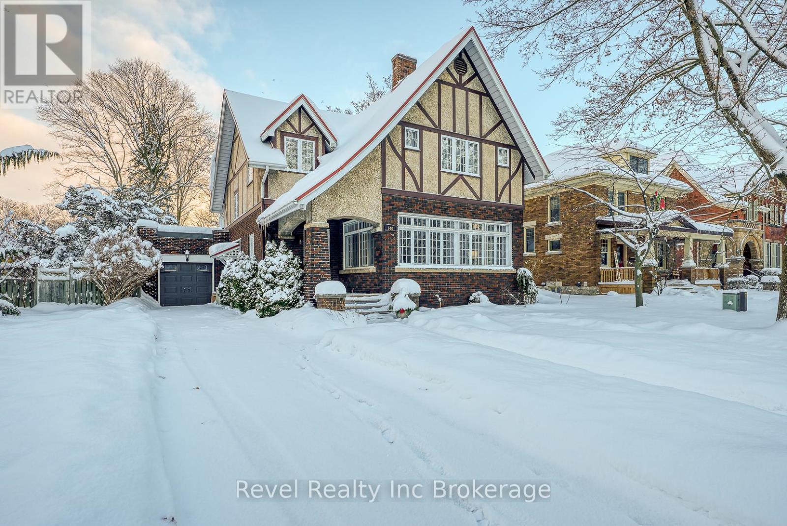 140 Vansittart Avenue, Woodstock (Woodstock - North), ON - Outdoor With Facade