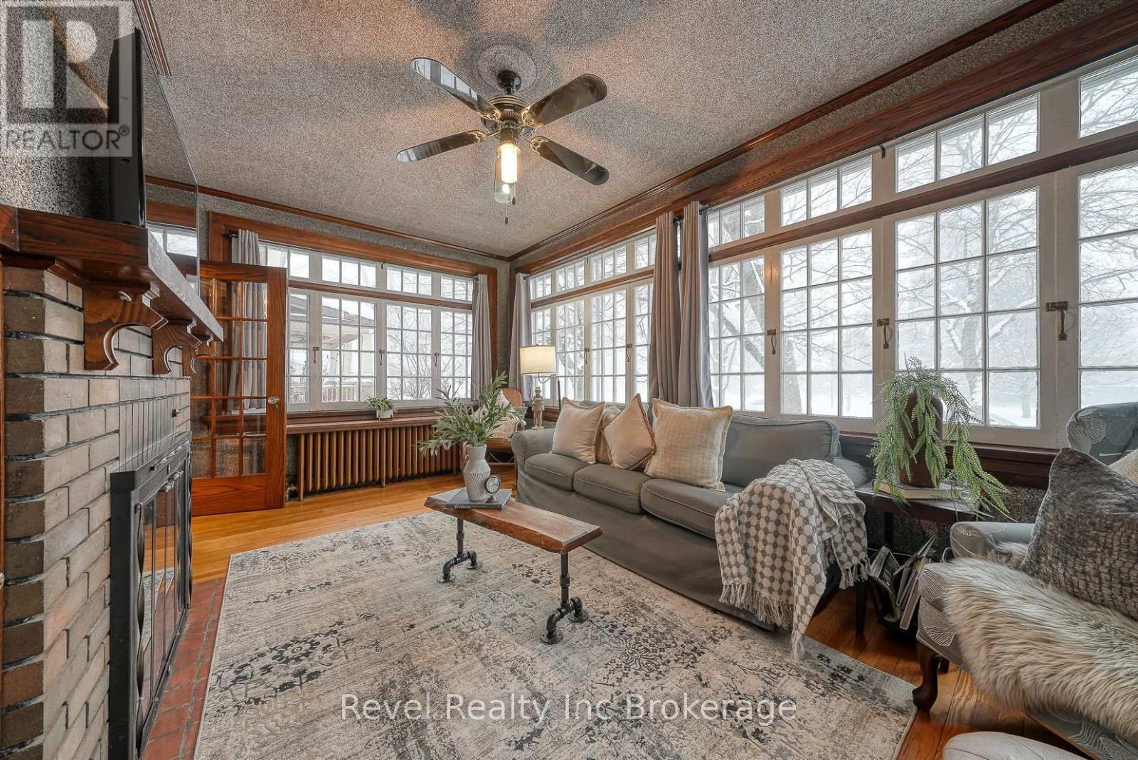 140 Vansittart Avenue, Woodstock (Woodstock - North), ON - Indoor Photo Showing Living Room