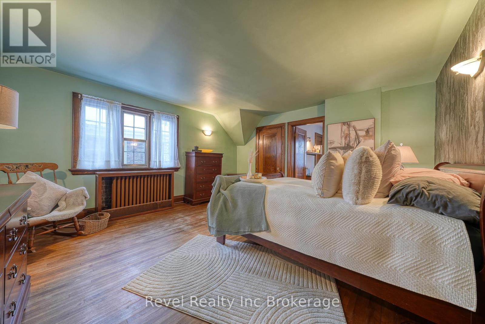 140 Vansittart Avenue, Woodstock (Woodstock - North), ON - Indoor Photo Showing Bedroom