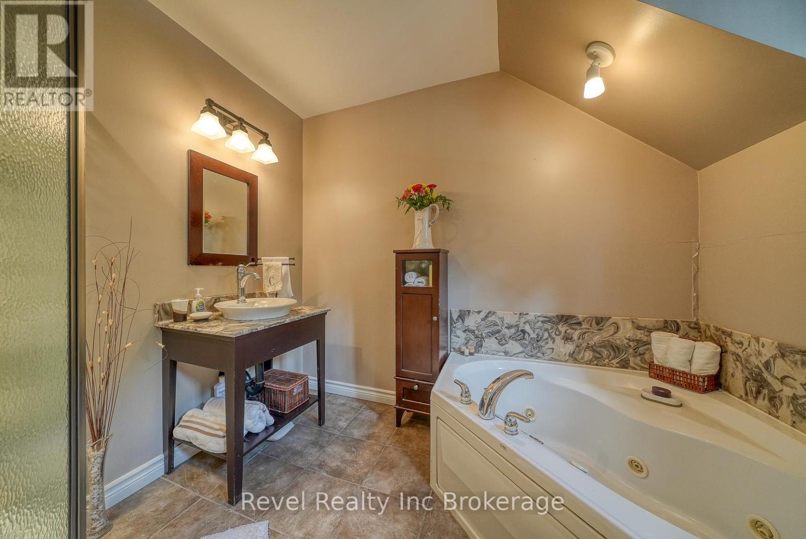 140 Vansittart Avenue, Woodstock (Woodstock - North), ON - Indoor Photo Showing Bathroom