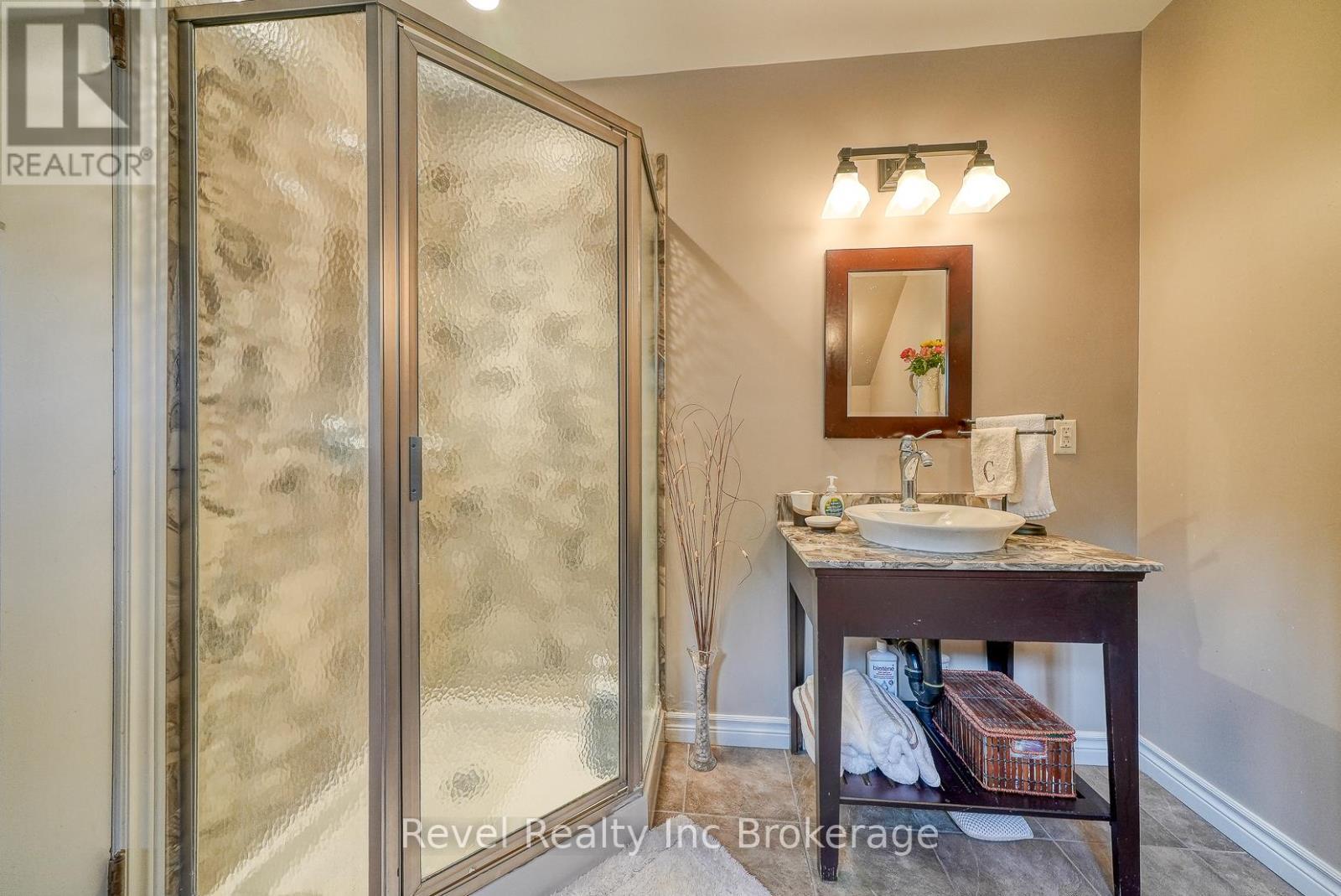 140 Vansittart Avenue, Woodstock (Woodstock - North), ON - Indoor Photo Showing Bathroom