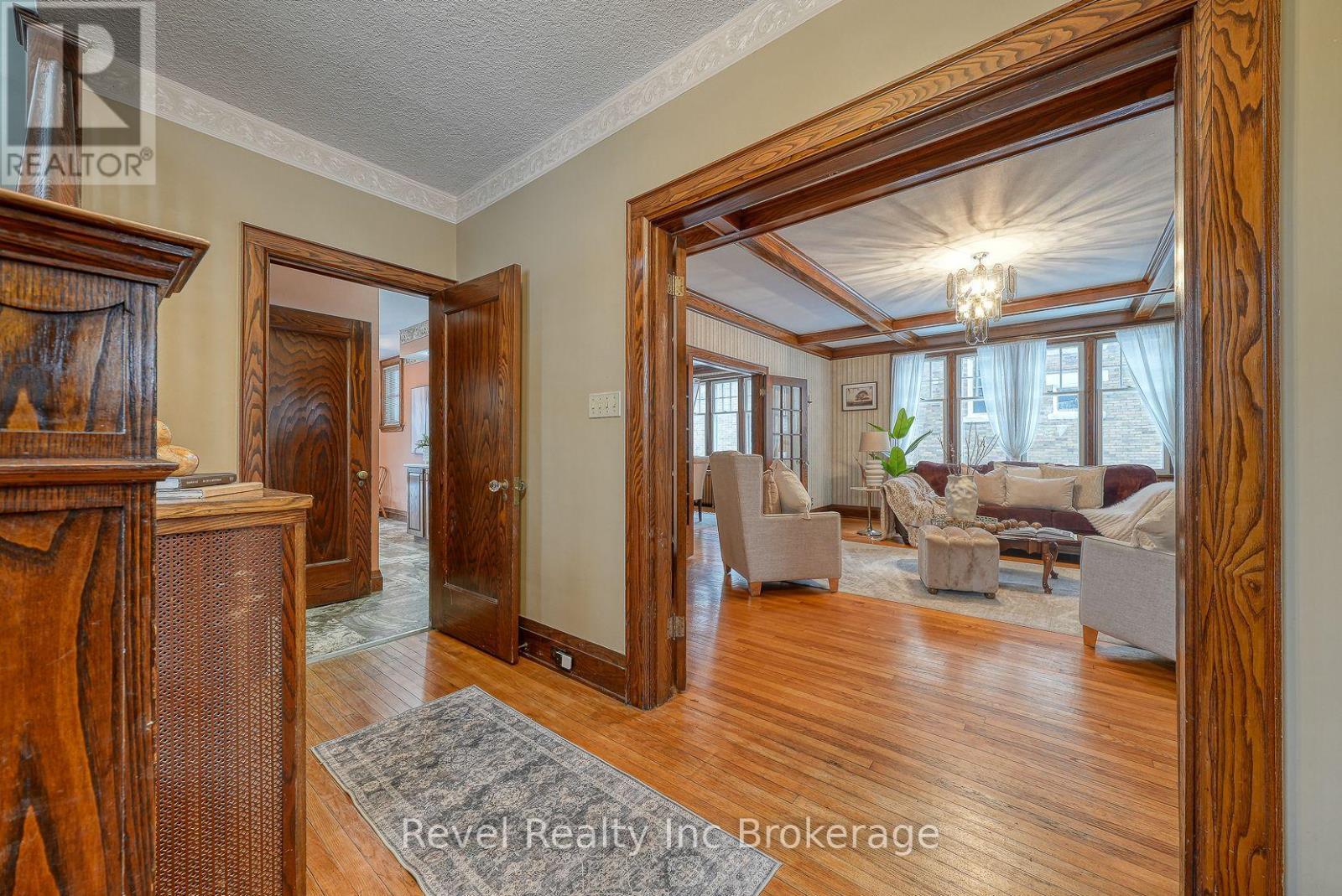 140 Vansittart Avenue, Woodstock (Woodstock - North), ON - Indoor Photo Showing Other Room