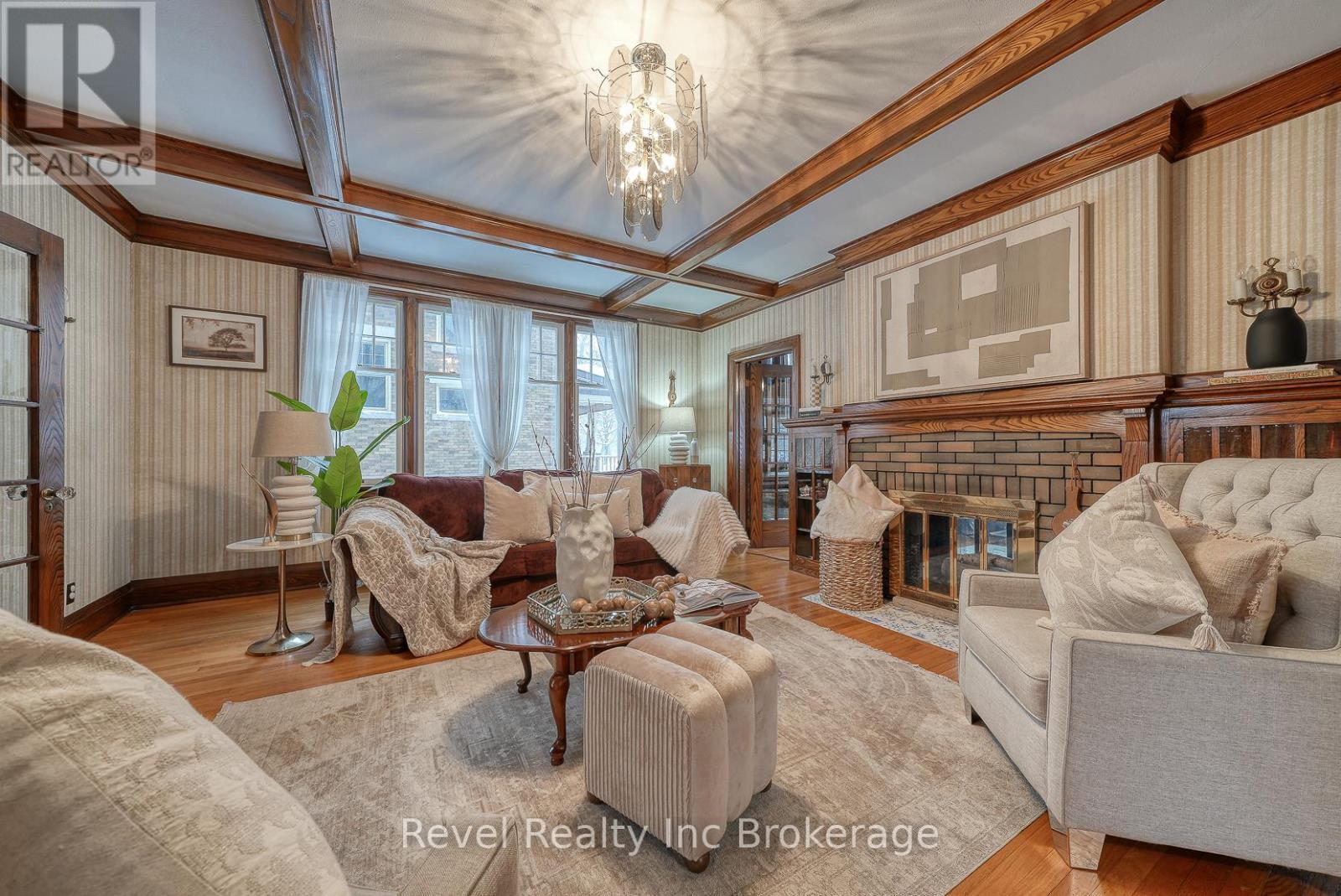 140 Vansittart Avenue, Woodstock (Woodstock - North), ON - Indoor Photo Showing Living Room With Fireplace