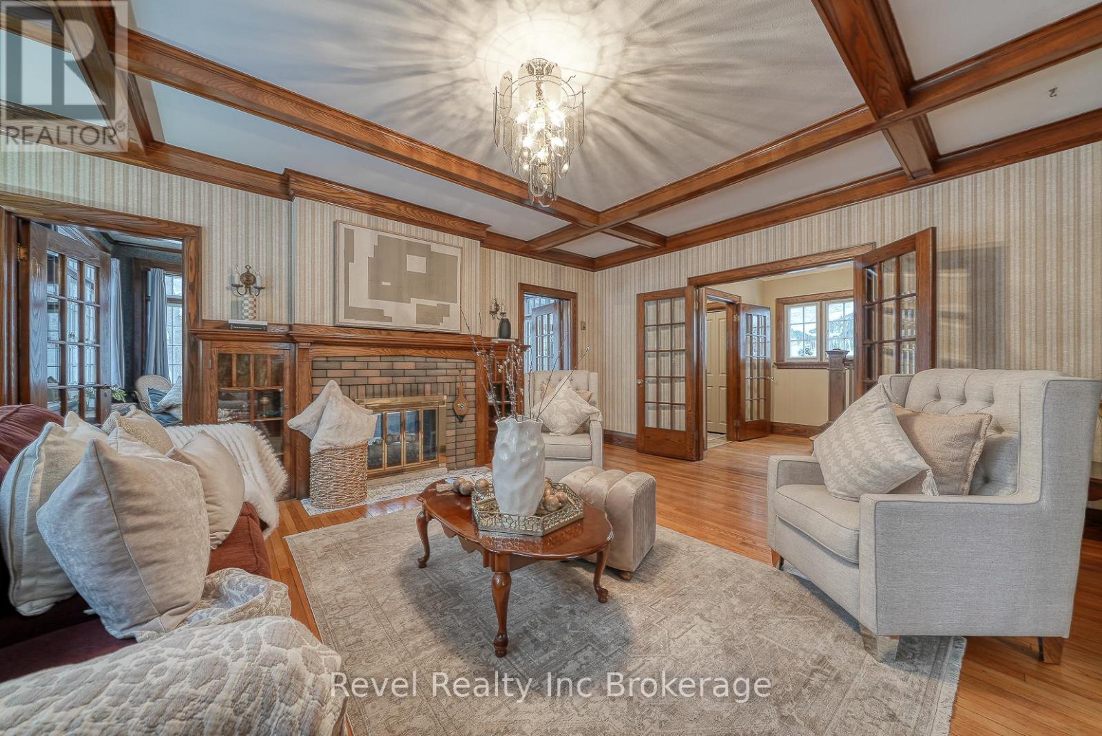 140 Vansittart Avenue, Woodstock (Woodstock - North), ON - Indoor Photo Showing Living Room With Fireplace