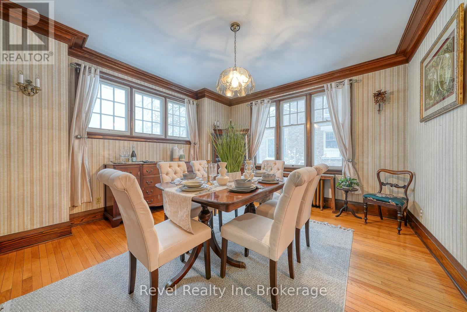 140 Vansittart Avenue, Woodstock (Woodstock - North), ON - Indoor Photo Showing Dining Room